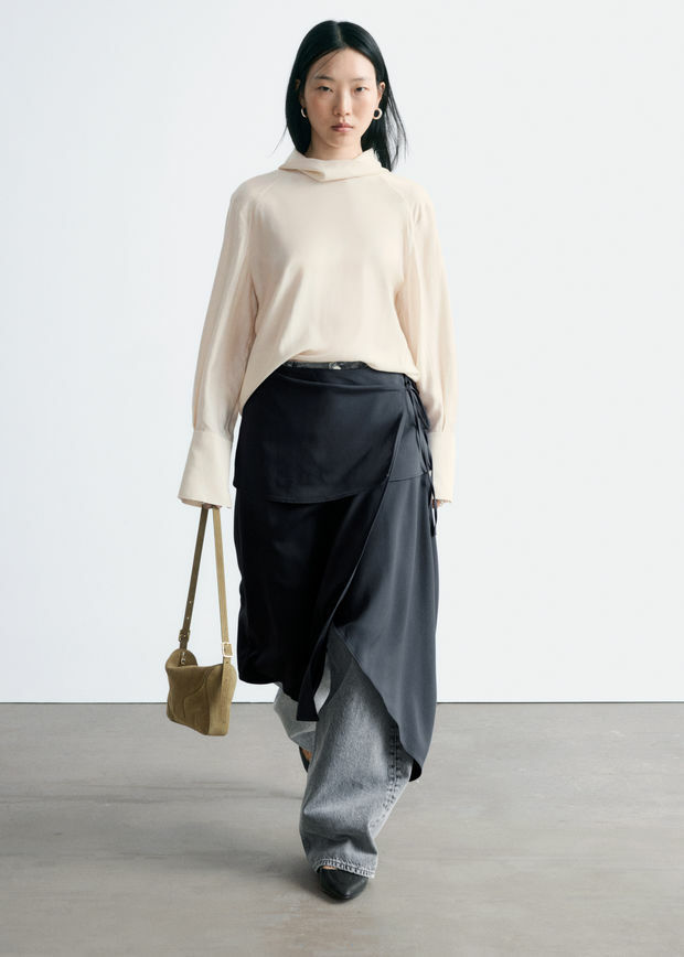 앤아더스토리즈 폴드 스탠드 카라 블라우스의 오프-화이트컬러 ECOMLook입니다.