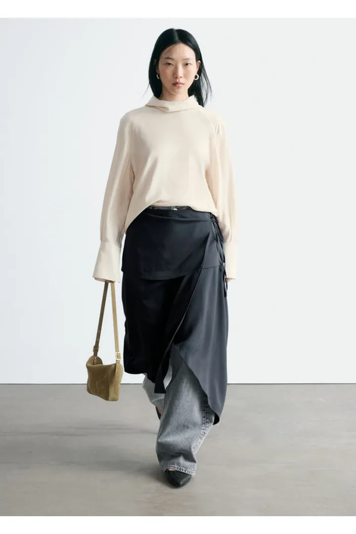 앤아더스토리즈 폴드 스탠드 카라 블라우스의 오프-화이트컬러 ECOMLook입니다.