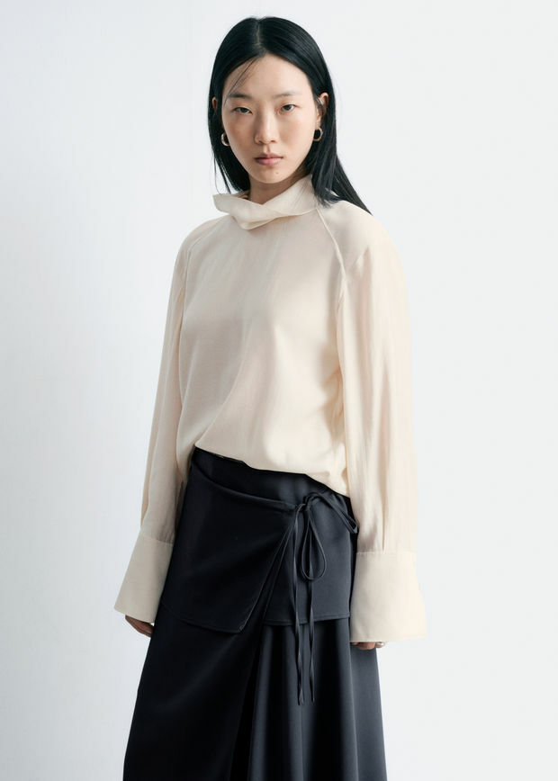 앤아더스토리즈 폴드 스탠드 카라 블라우스의 오프-화이트컬러 ECOMLook입니다.