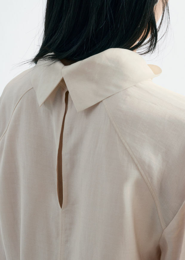 앤아더스토리즈 폴드 스탠드 카라 블라우스의 오프-화이트컬러 ECOMLook입니다.