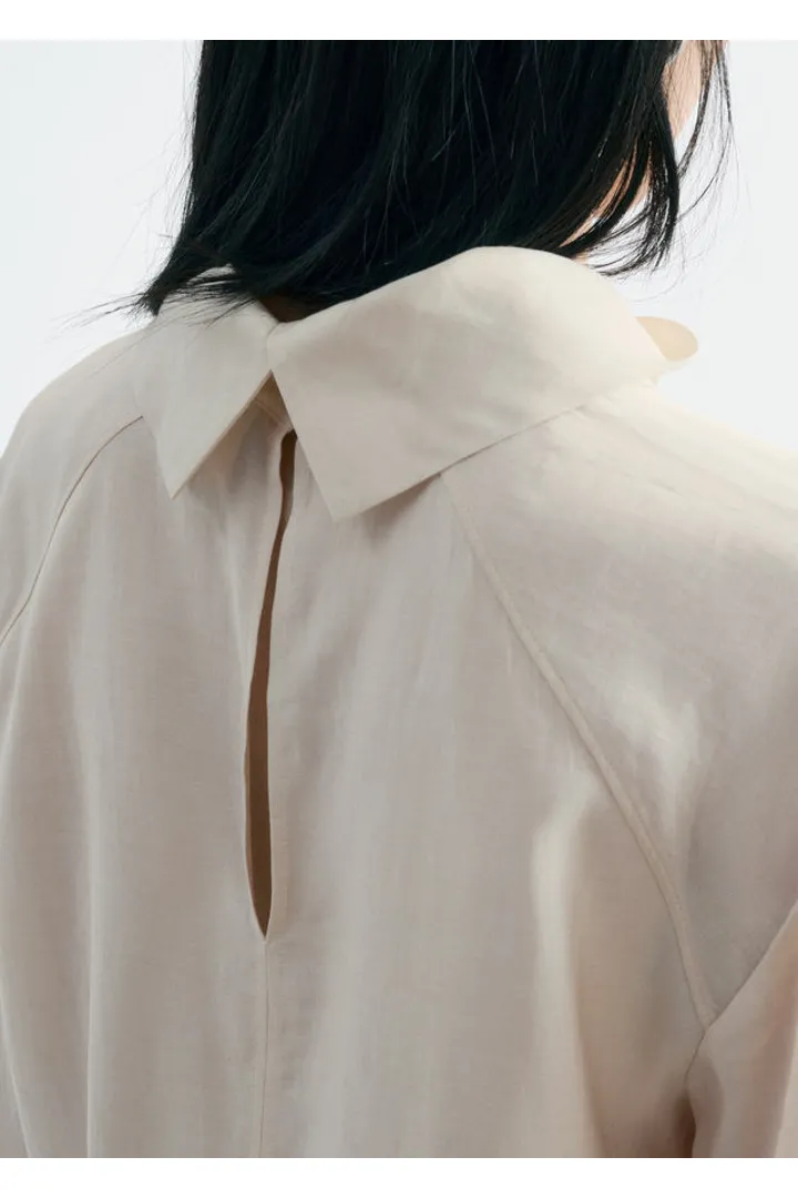 앤아더스토리즈 폴드 스탠드 카라 블라우스의 오프-화이트컬러 ECOMLook입니다.