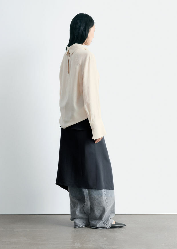 앤아더스토리즈 폴드 스탠드 카라 블라우스의 오프-화이트컬러 ECOMLook입니다.
