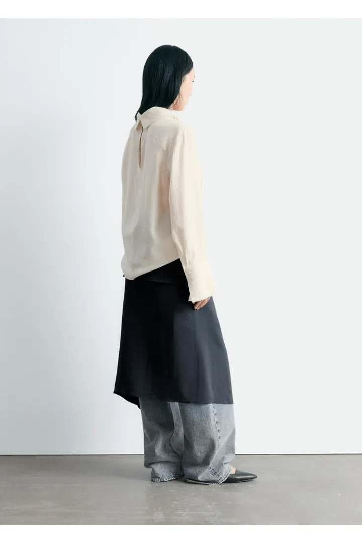 앤아더스토리즈 폴드 스탠드 카라 블라우스의 오프-화이트컬러 ECOMLook입니다.