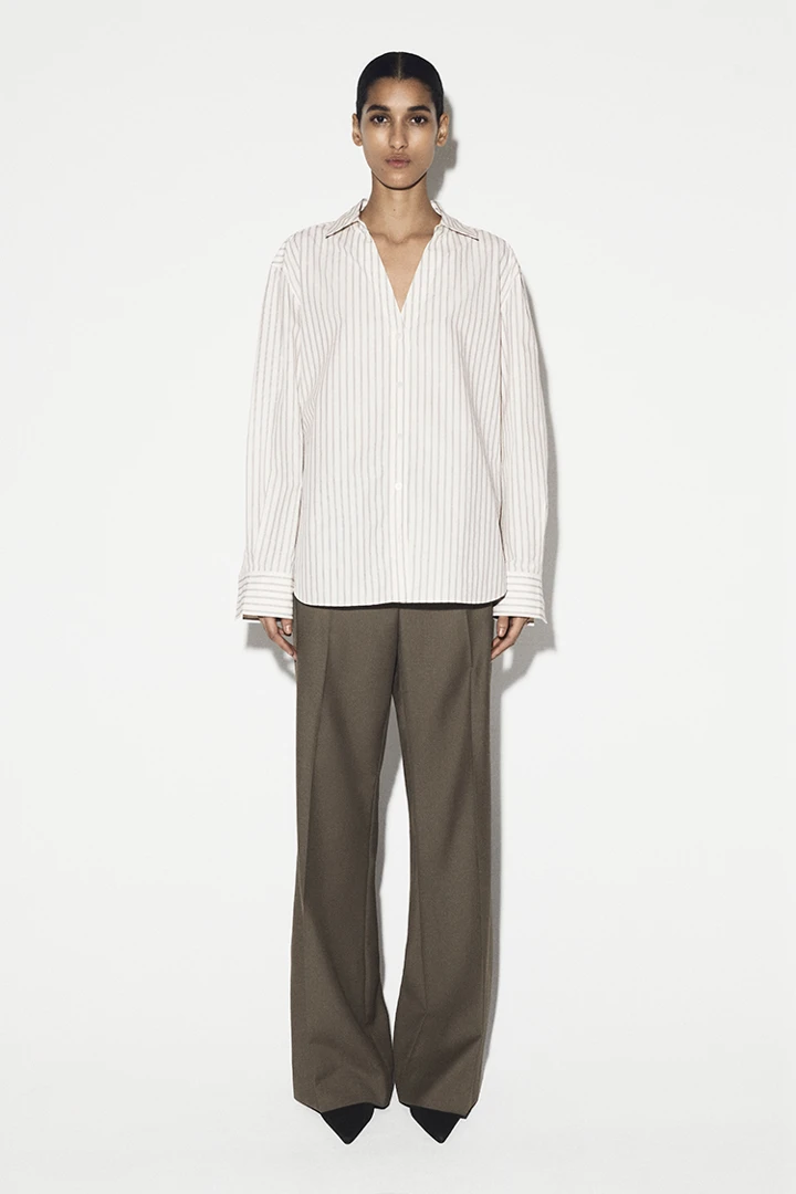 COS default image 1 of 베이지 / 스트라이프 in 오픈 칼라 코튼 포플린 셔츠