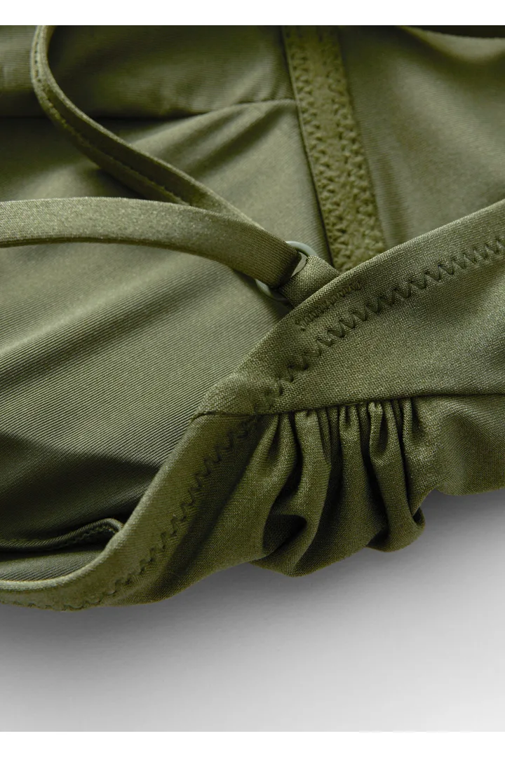 앤아더스토리즈 V-컷 스윔수트의 카키 그린컬러 Detail입니다.