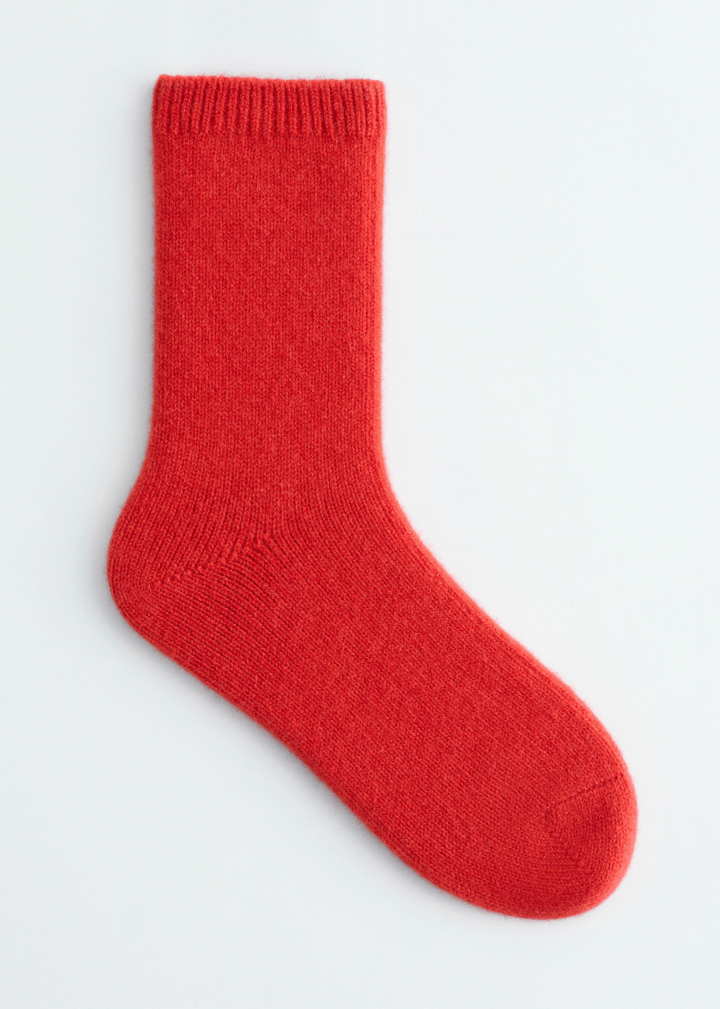 앤아더스토리즈 캐시미어 삭스의 다크 레드컬러 Product입니다.