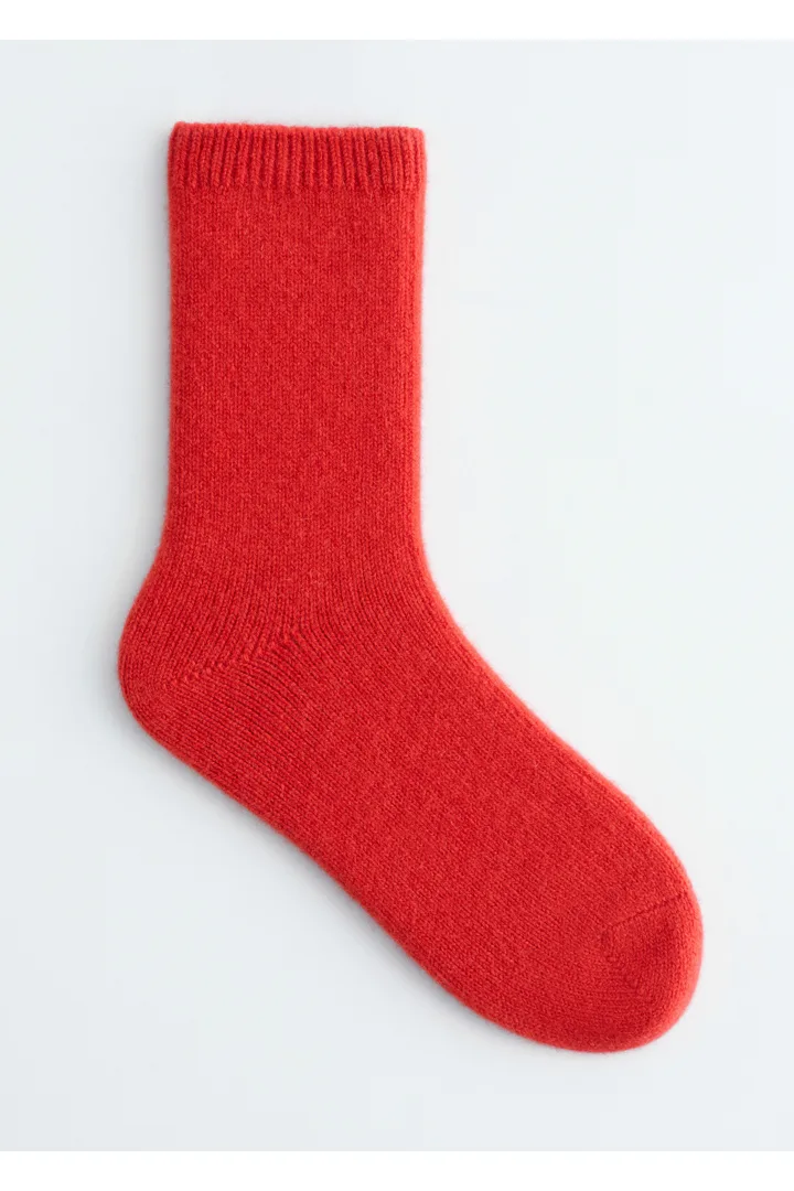 앤아더스토리즈 캐시미어 삭스의 다크 레드컬러 Product입니다.