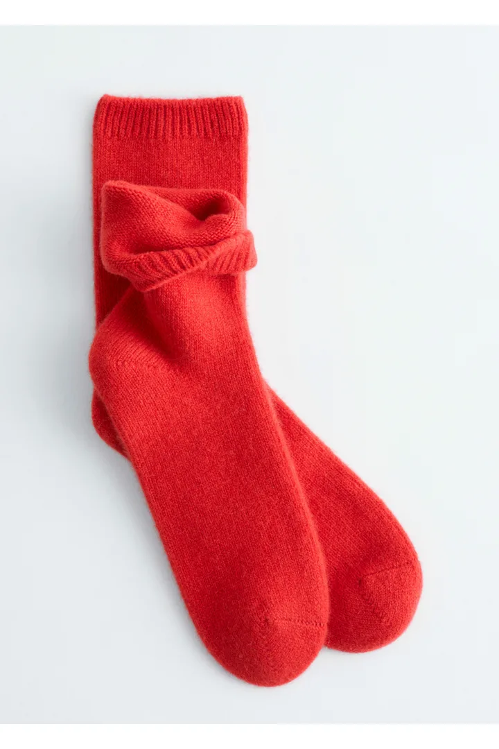 앤아더스토리즈 캐시미어 삭스의 다크 레드컬러 Product입니다.