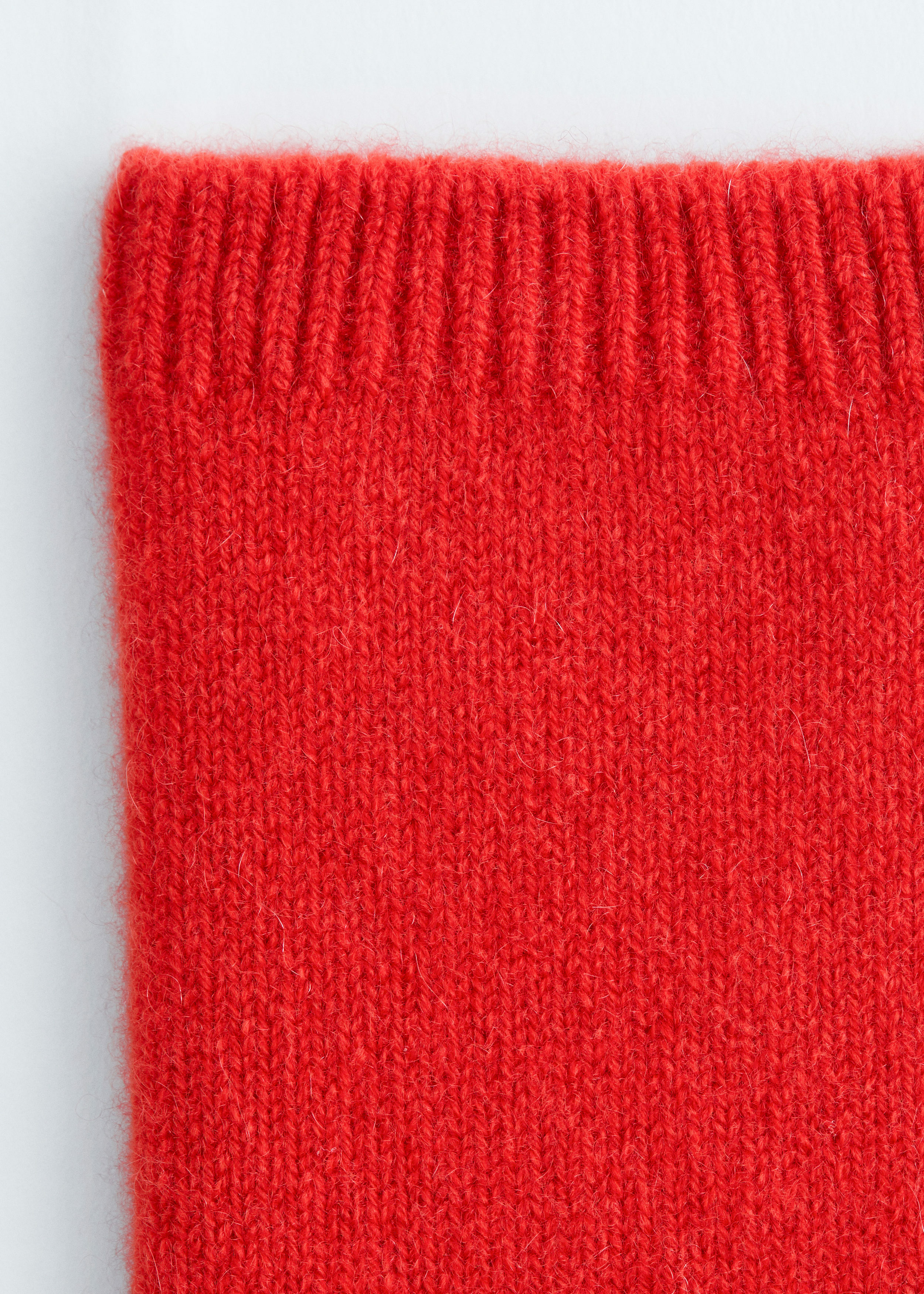 앤아더스토리즈 캐시미어 삭스의 다크 레드컬러 Product입니다.