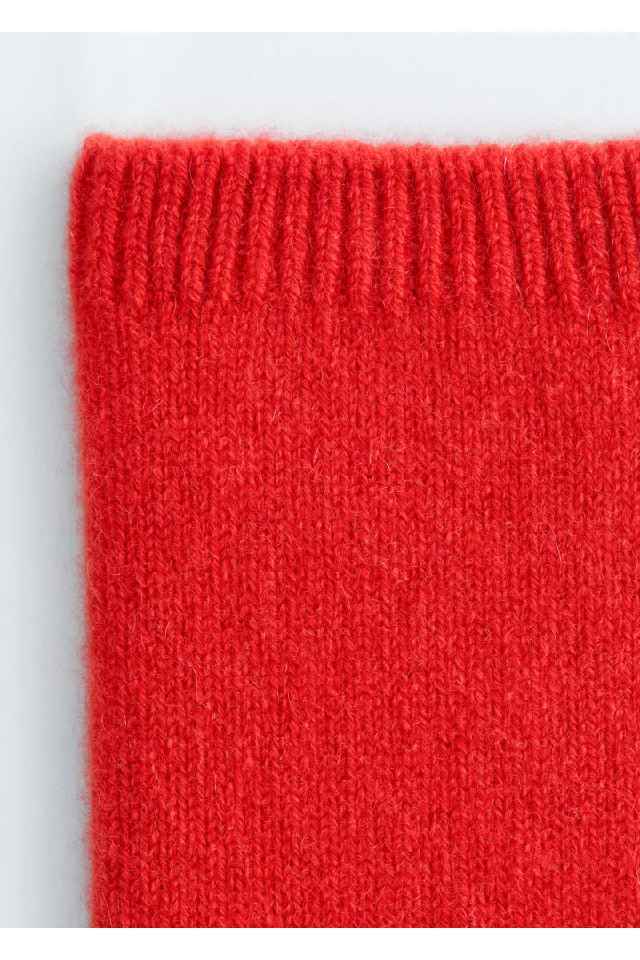 앤아더스토리즈 캐시미어 삭스의 다크 레드컬러 Product입니다.