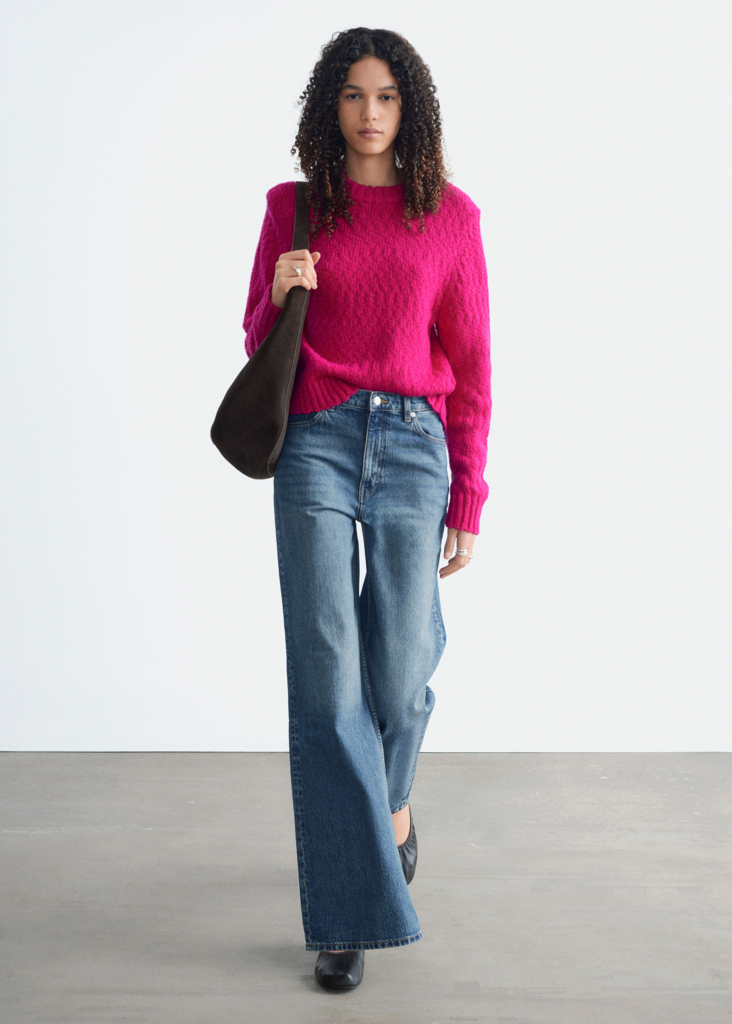 앤아더스토리즈 울 코튼 부클레 스웨터의 다크 핑크컬러 ECOMLook입니다.