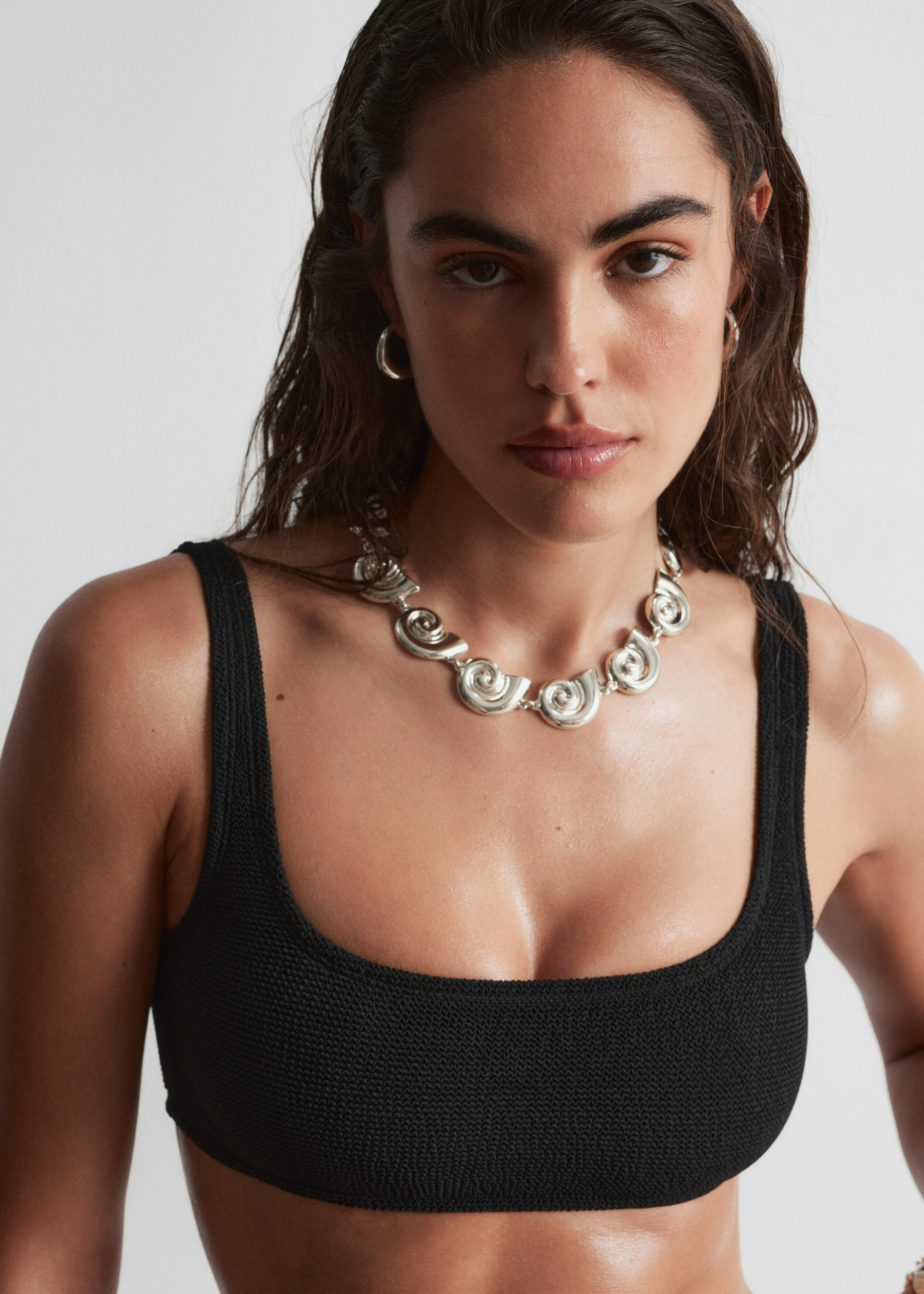 앤아더스토리즈 텍스처드 스퀘어 넥 비키니 탑의 블랙컬러 ECOMLook입니다.