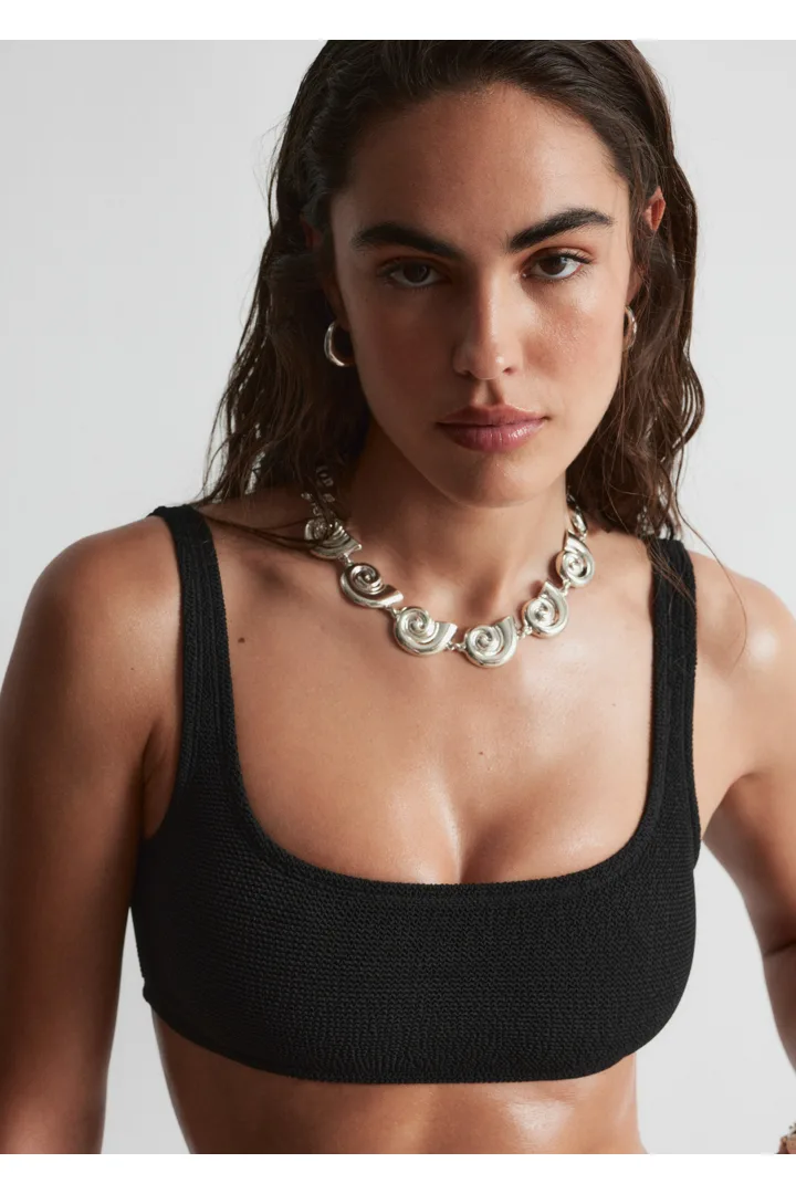 앤아더스토리즈 텍스처드 스퀘어 넥 비키니 탑의 블랙컬러 ECOMLook입니다.