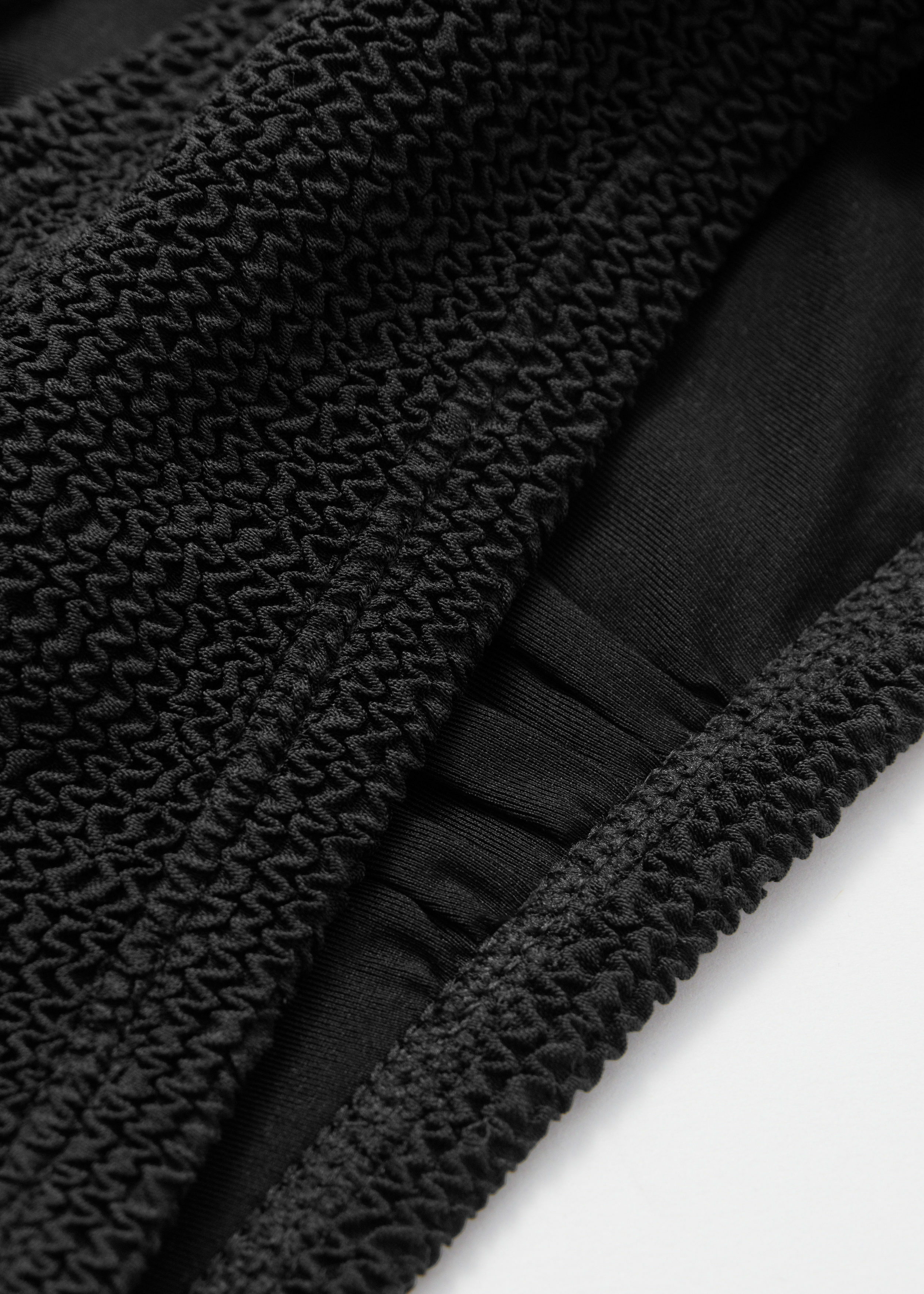 앤아더스토리즈 텍스처드 스퀘어 넥 비키니 탑의 블랙컬러 Detail입니다.