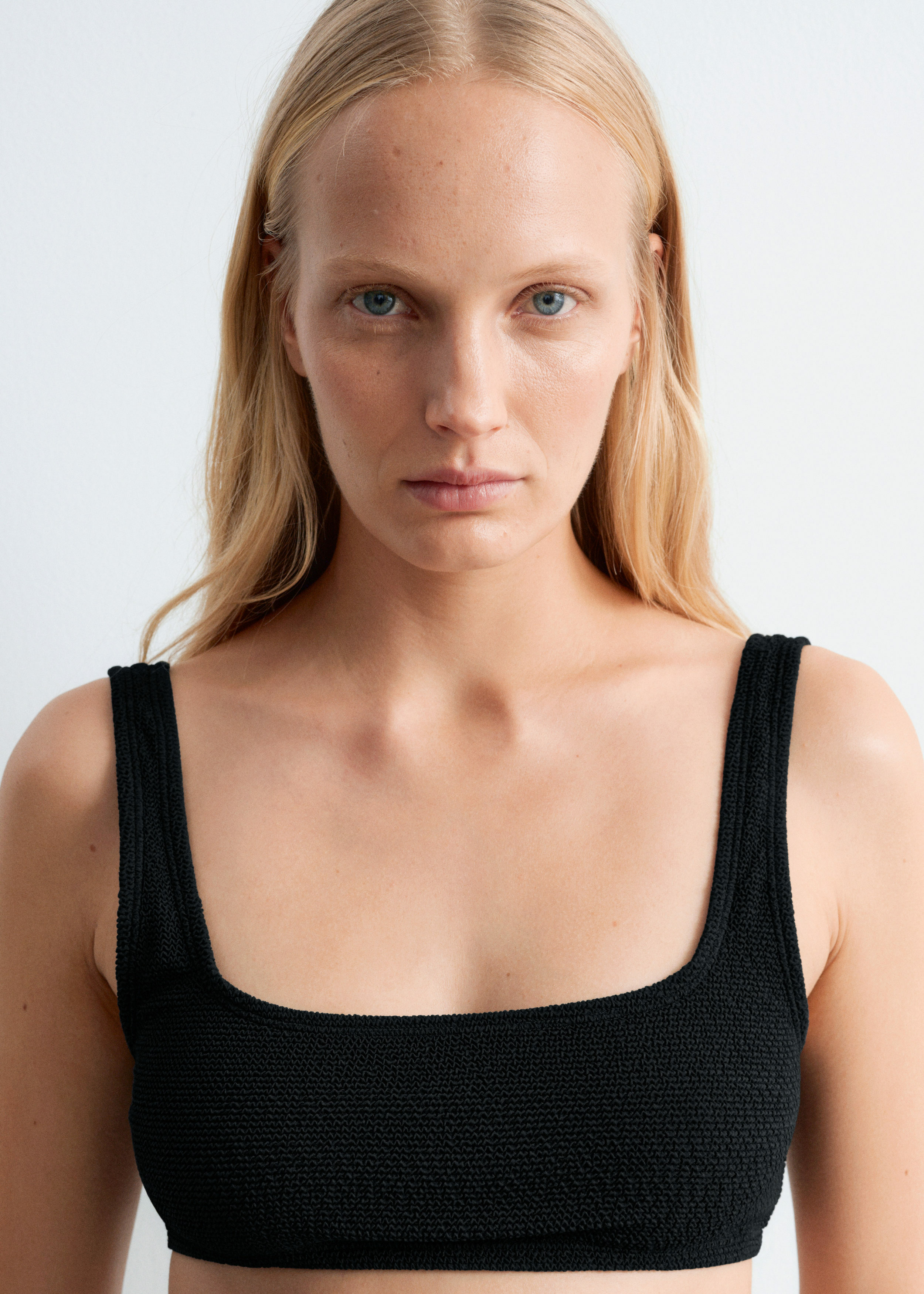 앤아더스토리즈 텍스처드 스퀘어 넥 비키니 탑의 블랙컬러 ECOMLook입니다.