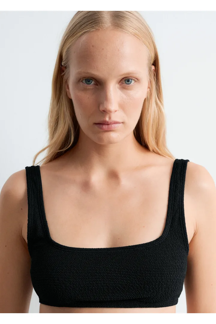 앤아더스토리즈 텍스처드 스퀘어 넥 비키니 탑의 블랙컬러 ECOMLook입니다.