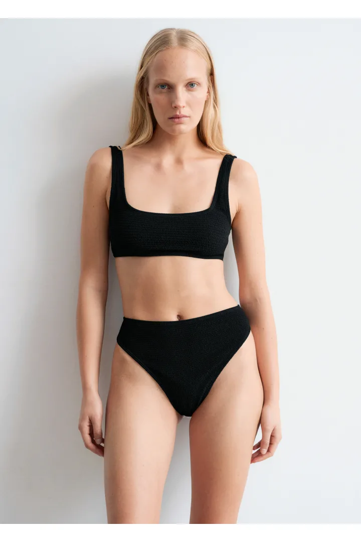 앤아더스토리즈 텍스처드 스퀘어 넥 비키니 탑의 블랙컬러 ECOMLook입니다.