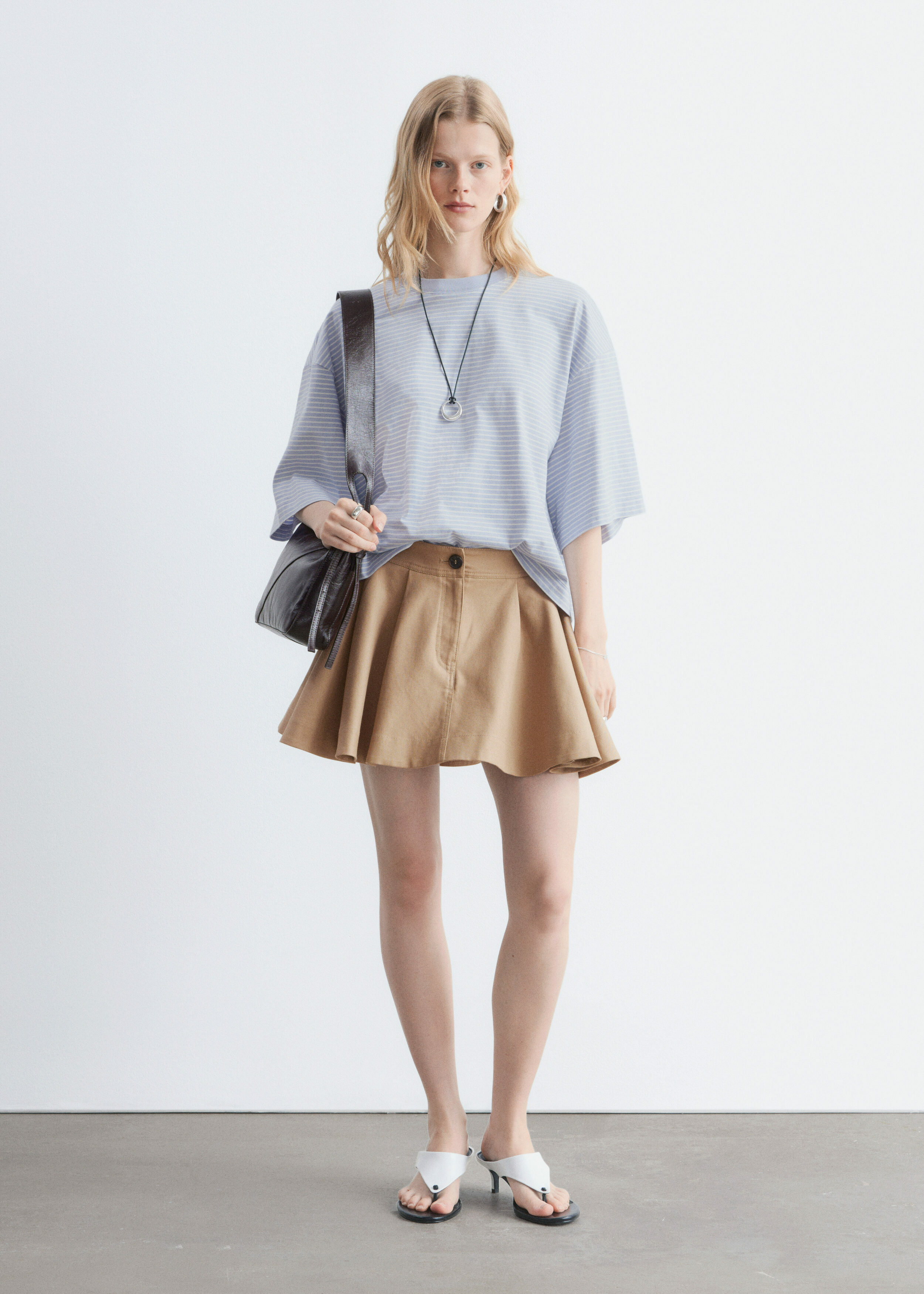 앤아더스토리즈 오버사이즈 스트라이프 코튼 티셔츠 의 라이트 블루/화이트 컬러 ECOMLook입니다.