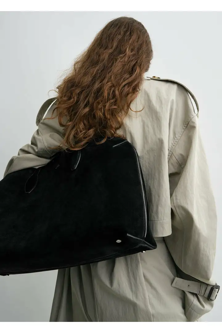 TOTEME 크리스프 썸머 트렌치 클레이의 클레이컬러 2번쨰 이미지입니다.