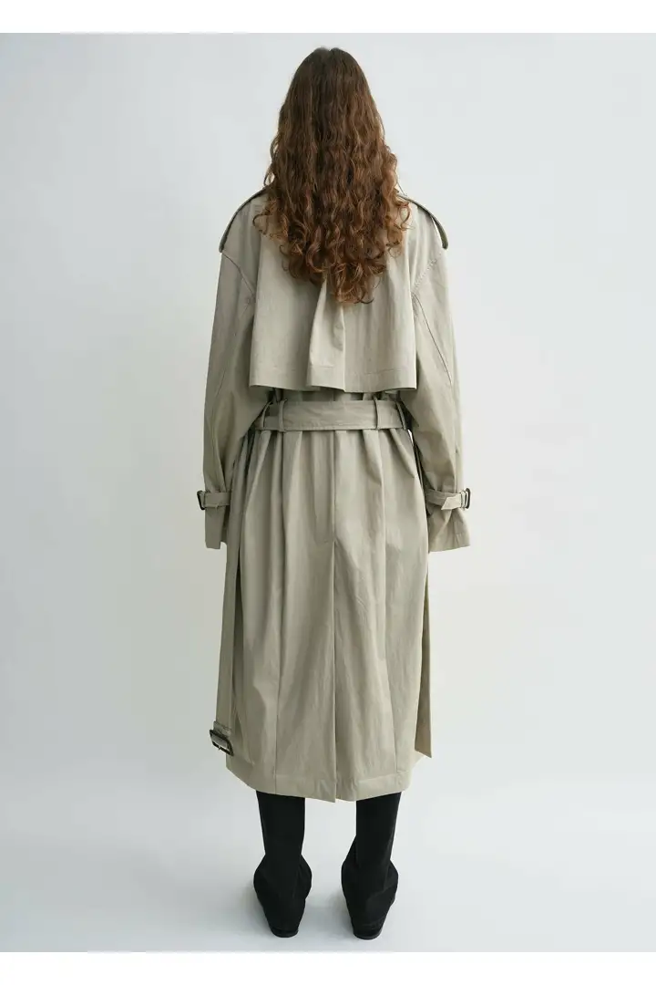 TOTEME 크리스프 썸머 트렌치 클레이의 클레이컬러 3번쨰 이미지입니다.