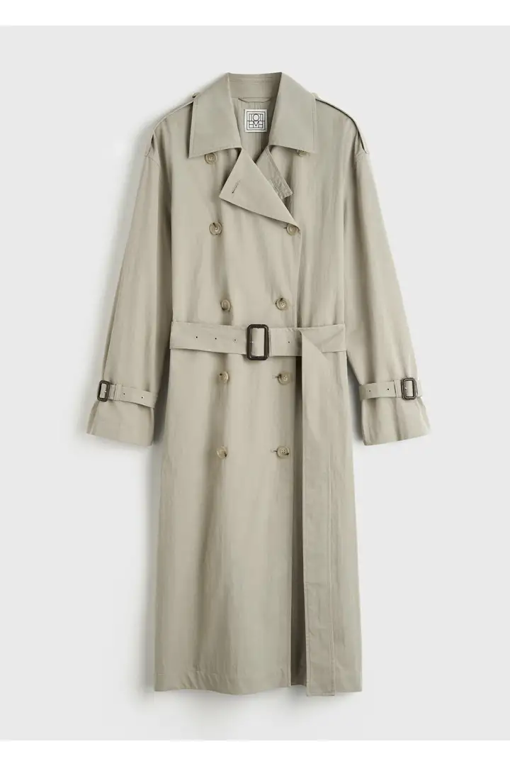 TOTEME 크리스프 썸머 트렌치 클레이의 클레이컬러 4번쨰 이미지입니다.