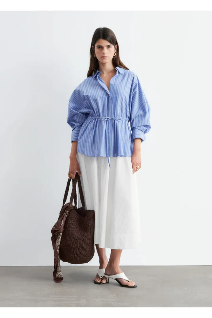 앤아더스토리즈 코튼 포플린 드로스트링 셔츠 의 블루, 스트라이프컬러 ECOMLook입니다.