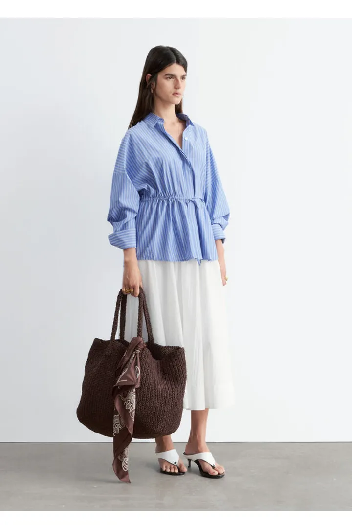 앤아더스토리즈 코튼 포플린 드로스트링 셔츠 의 블루, 스트라이프컬러 ECOMLook입니다.