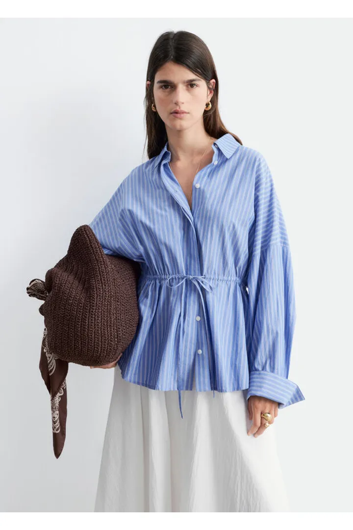 앤아더스토리즈 코튼 포플린 드로스트링 셔츠 의 블루, 스트라이프컬러 ECOMLook입니다.