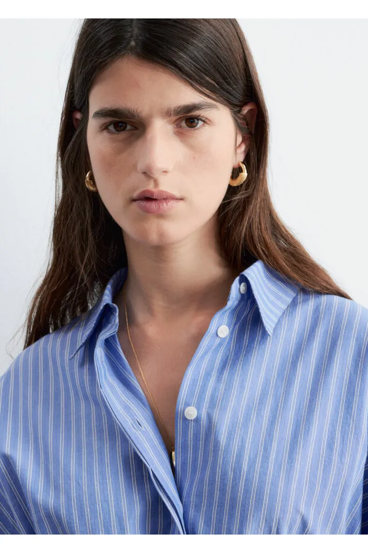 앤아더스토리즈 코튼 포플린 드로스트링 셔츠 의 블루, 스트라이프컬러 ECOMLook입니다.