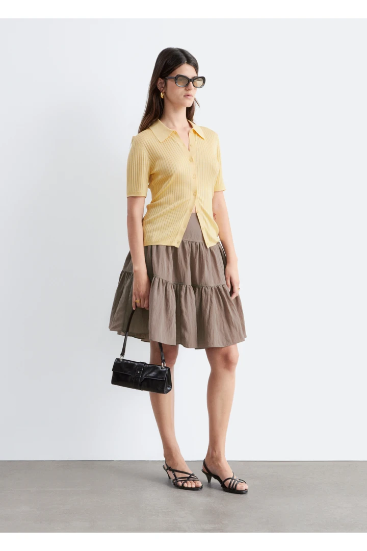 앤아더스토리즈 티어드 니 렝스 스커트 의 몰컬러 ECOMLook입니다.