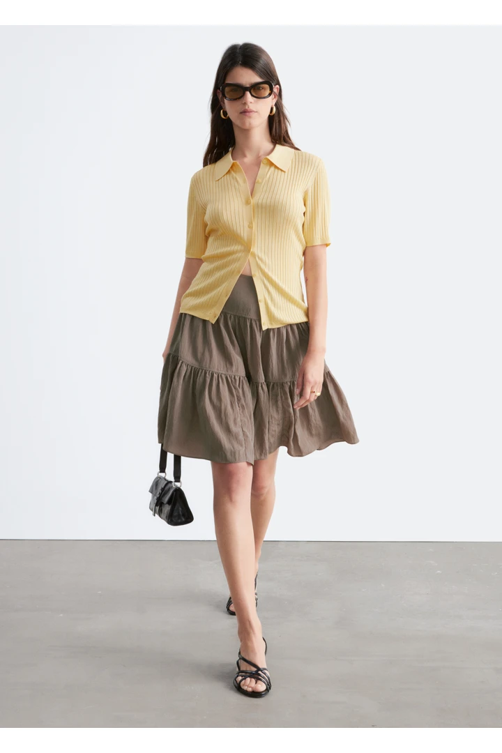 앤아더스토리즈 티어드 니 렝스 스커트 의 몰컬러 ECOMLook입니다.