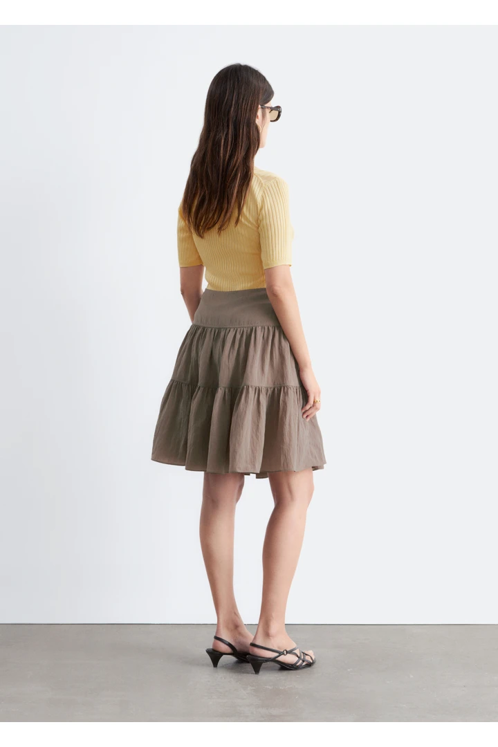 앤아더스토리즈 티어드 니 렝스 스커트 의 몰컬러 ECOMLook입니다.