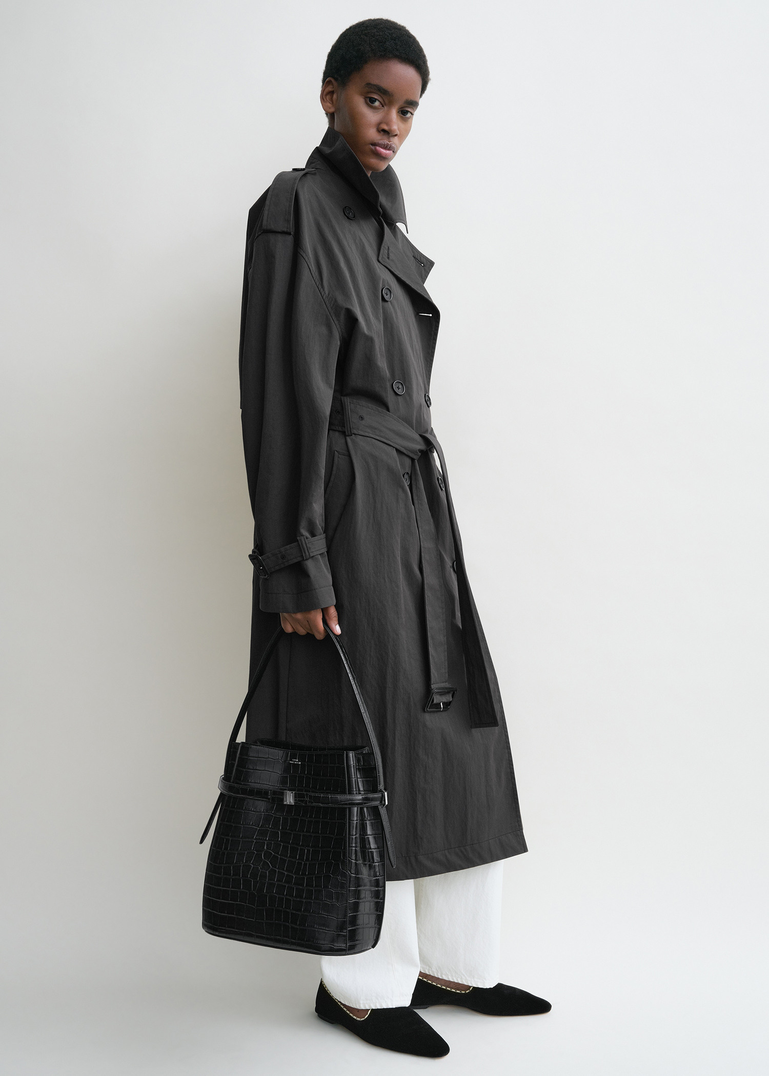 TOTEME 벨티드 크로커 엠보스드 버킷백 블랙의 블랙컬러 1번쨰 이미지입니다.