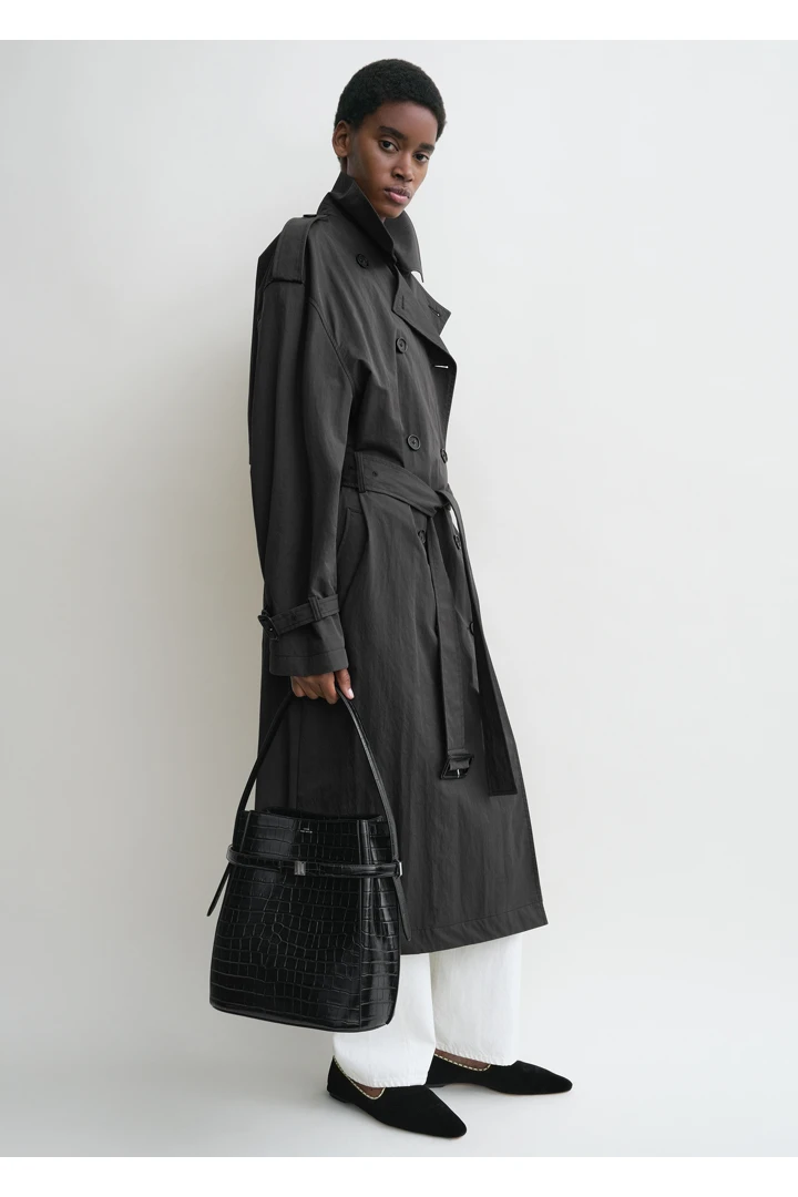 TOTEME 벨티드 크로커 엠보스드 버킷백 블랙의 블랙컬러 1번쨰 이미지입니다.