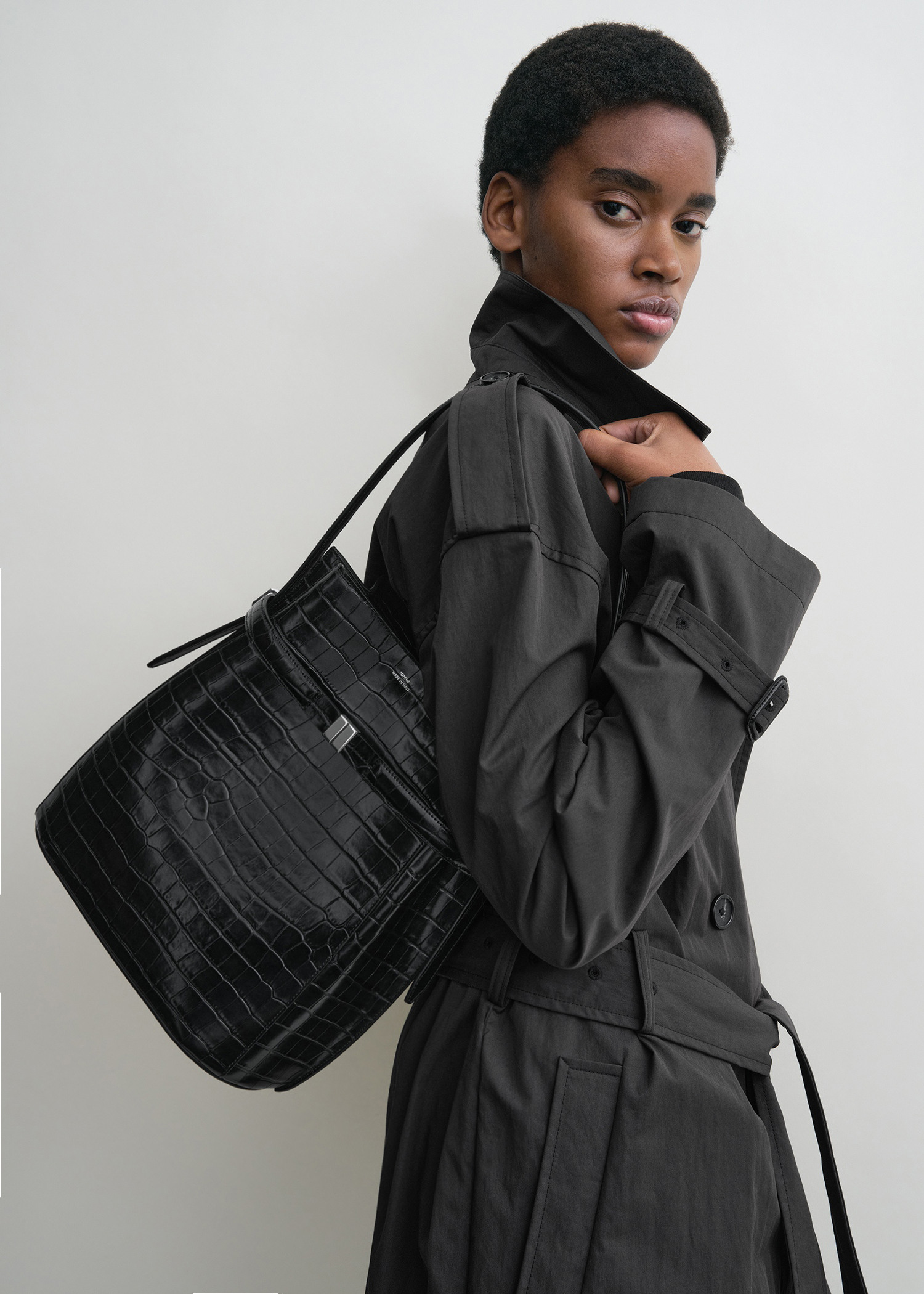 TOTEME 벨티드 크로커 엠보스드 버킷백 블랙의 블랙컬러 2번쨰 이미지입니다.