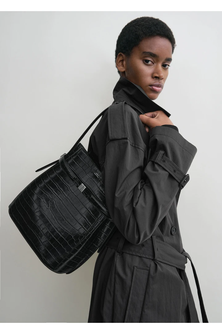 TOTEME 벨티드 크로커 엠보스드 버킷백 블랙의 블랙컬러 2번쨰 이미지입니다.