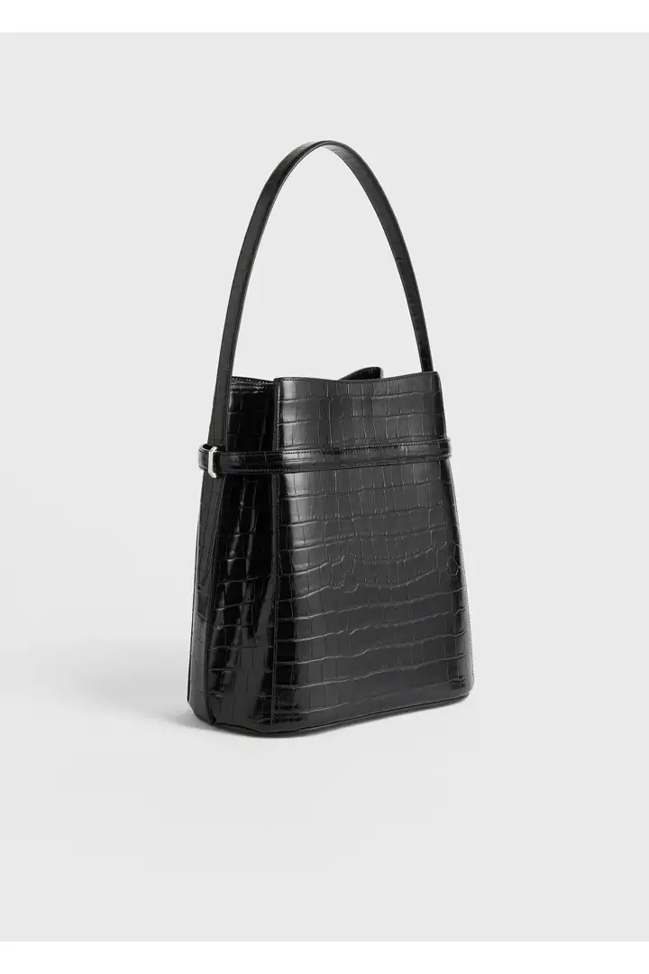 TOTEME 벨티드 크로커 엠보스드 버킷백 블랙의 블랙컬러 3번쨰 이미지입니다.