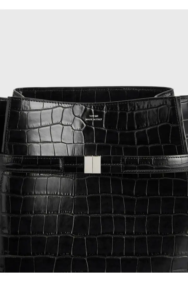 TOTEME 벨티드 크로커 엠보스드 버킷백 블랙의 블랙컬러 4번쨰 이미지입니다.