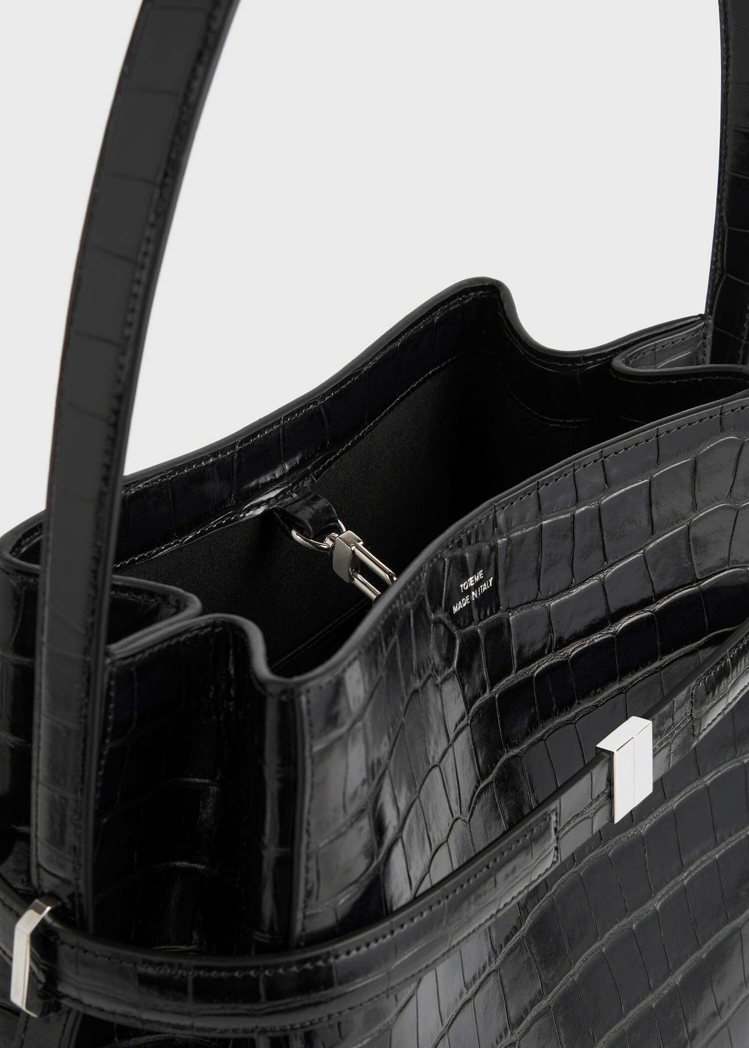 TOTEME 벨티드 크로커 엠보스드 버킷백 블랙의 블랙컬러 5번쨰 이미지입니다.