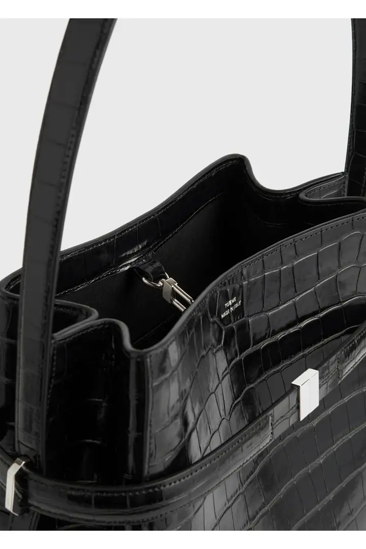 TOTEME 벨티드 크로커 엠보스드 버킷백 블랙의 블랙컬러 5번쨰 이미지입니다.