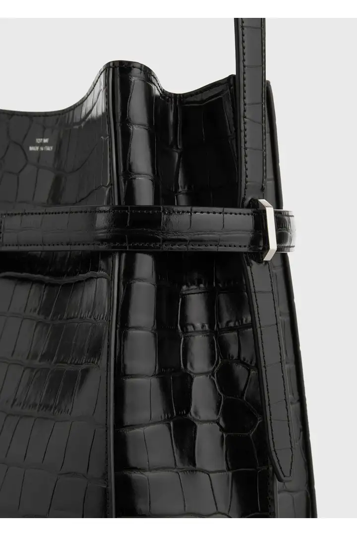 TOTEME 벨티드 크로커 엠보스드 버킷백 블랙의 블랙컬러 6번쨰 이미지입니다.