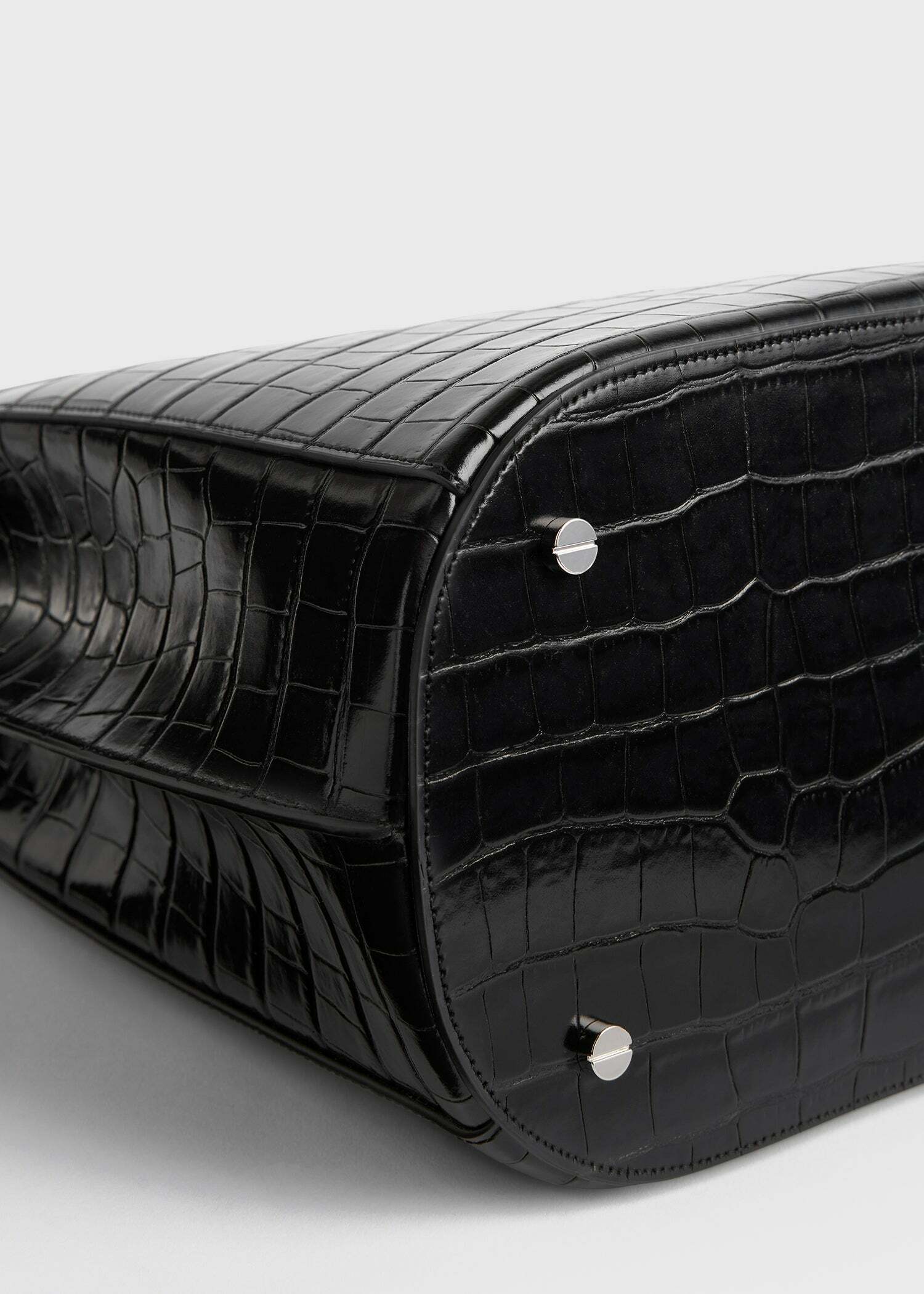 TOTEME 벨티드 크로커 엠보스드 버킷백 블랙의 블랙컬러 7번쨰 이미지입니다.