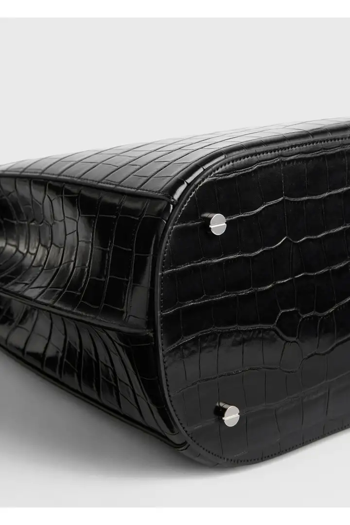 TOTEME 벨티드 크로커 엠보스드 버킷백 블랙의 블랙컬러 7번쨰 이미지입니다.