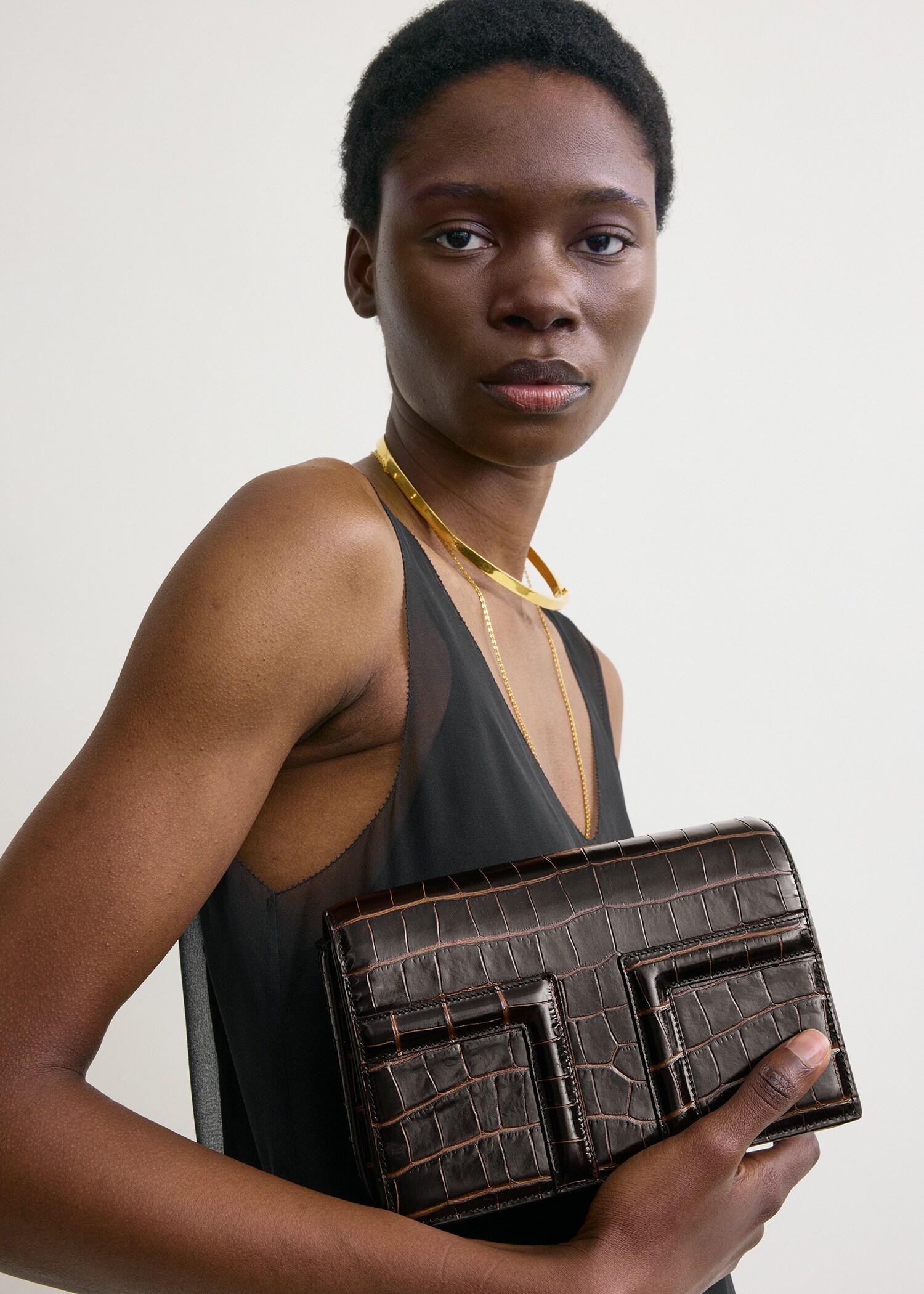 TOTEME 미니 티-플랩 크로커 엠보스드 백 다크 브라운의 다크 브라운컬러 2번쨰 이미지입니다.