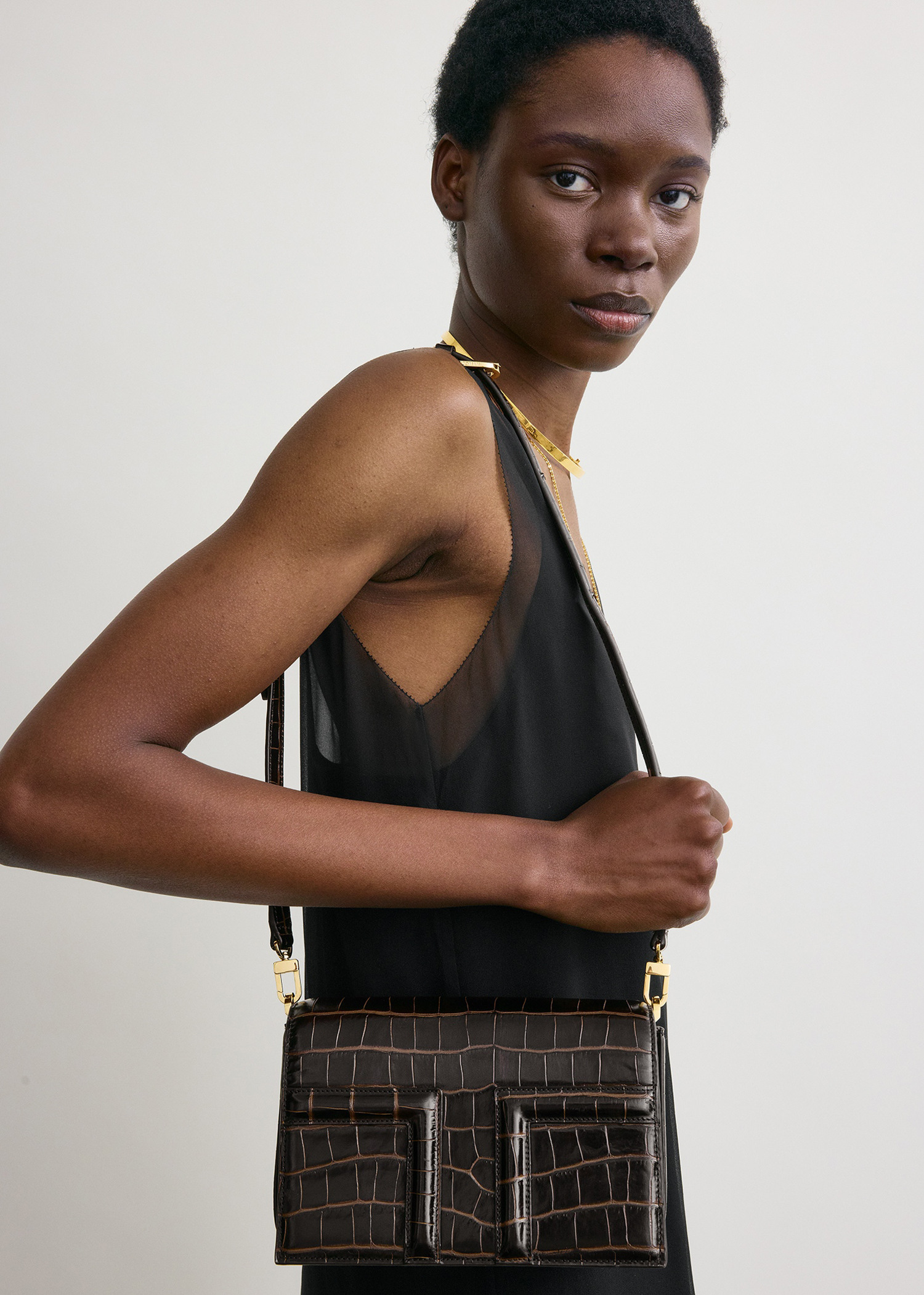 TOTEME 미니 티-플랩 크로커 엠보스드 백 다크 브라운의 다크 브라운컬러 3번쨰 이미지입니다.