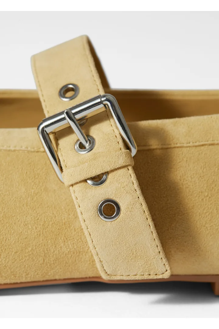 앤아더스토리즈 메리 제인 발레 플랫의 옐로우 스웨이드컬러 Detail입니다.