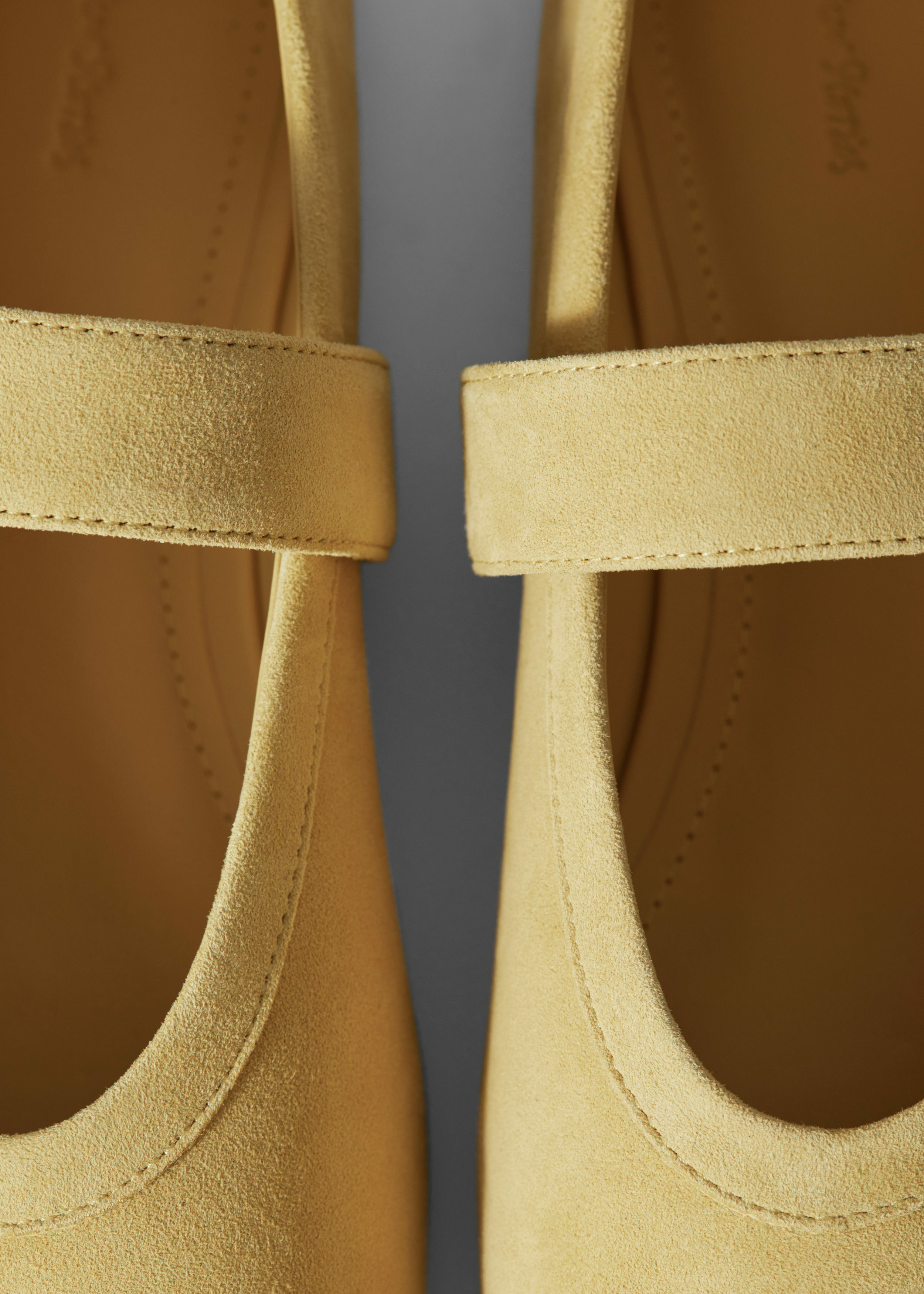 앤아더스토리즈 메리 제인 발레 플랫의 옐로우 스웨이드컬러 Detail입니다.