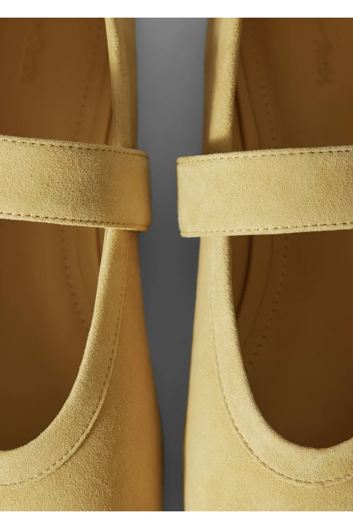 앤아더스토리즈 메리 제인 발레 플랫의 옐로우 스웨이드컬러 Detail입니다.