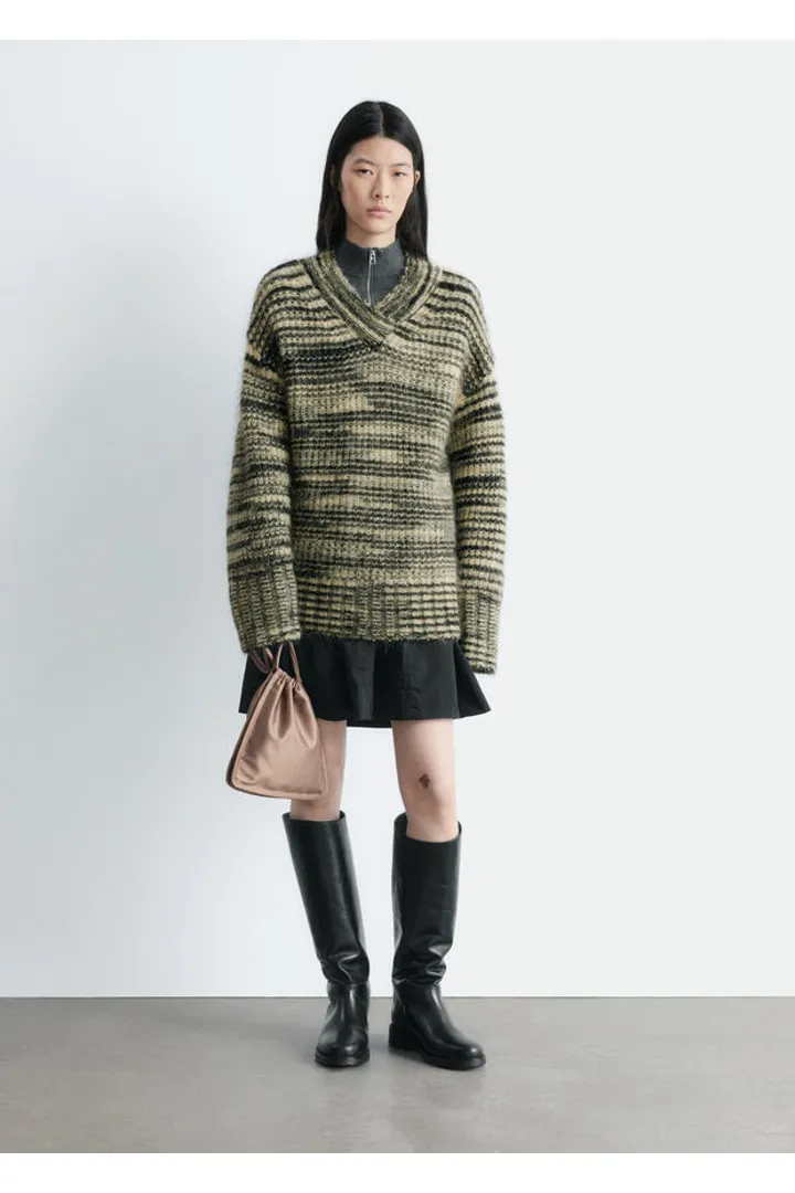 앤아더스토리즈 모헤어 블렌드 V 넥 스웨터의 블랙-베이지 멜란지컬러 ECOMLook입니다.