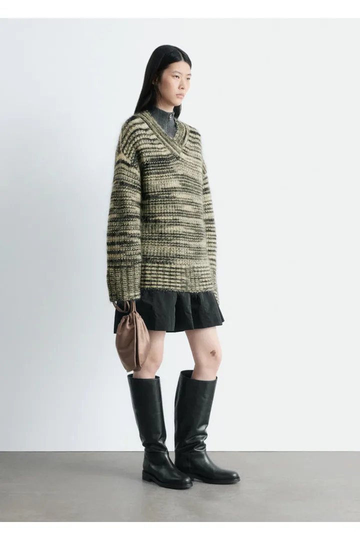 앤아더스토리즈 모헤어 블렌드 V 넥 스웨터의 블랙-베이지 멜란지컬러 ECOMLook입니다.